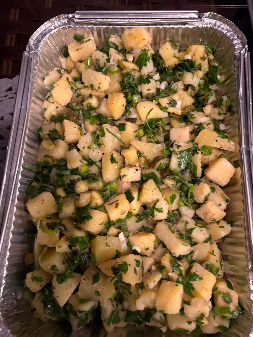 Alüminyum kapta maydanoz, yeşil soğan ve turşu parçalı haşlanmış patates salatası